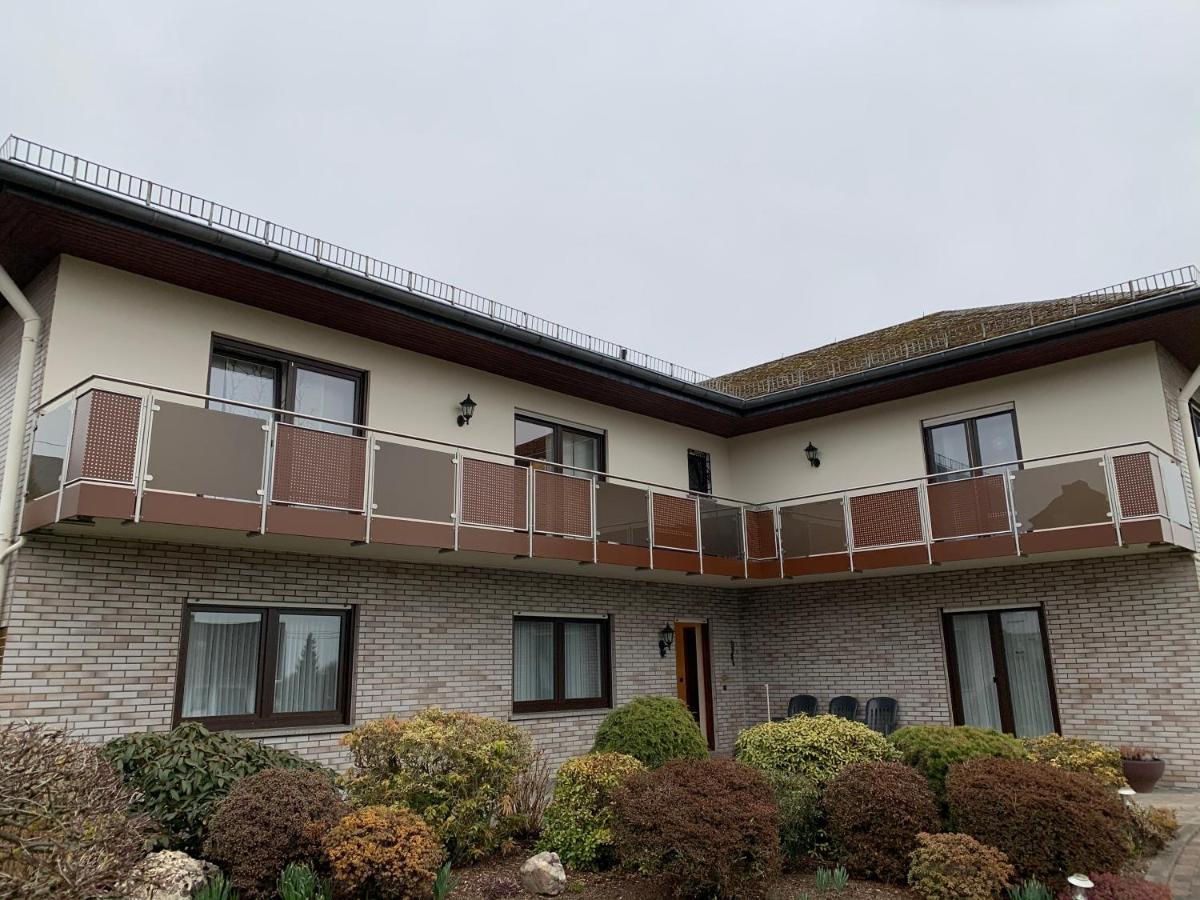 Ferienwohnungjahrsfeld Strassenhaus